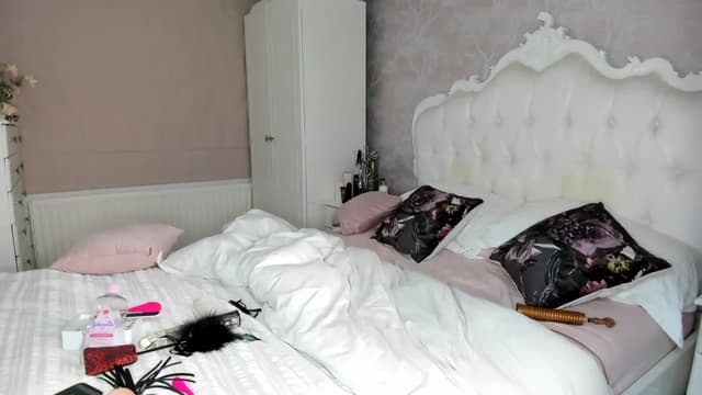 Gallery image thumbnail from Klo35's myfreecams stream on, 10/19/2023, 01:02 image 7 of 20