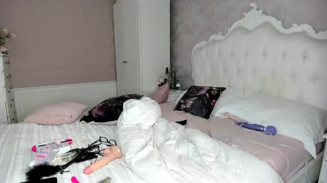 Gallery image thumbnail from Klo35's myfreecams stream on, 10/19/2023, 01:02 image 19 of 20