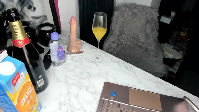 Gallery image thumbnail from Klo35's myfreecams stream on, 01/01/2024, 01:22 image 17 of 20