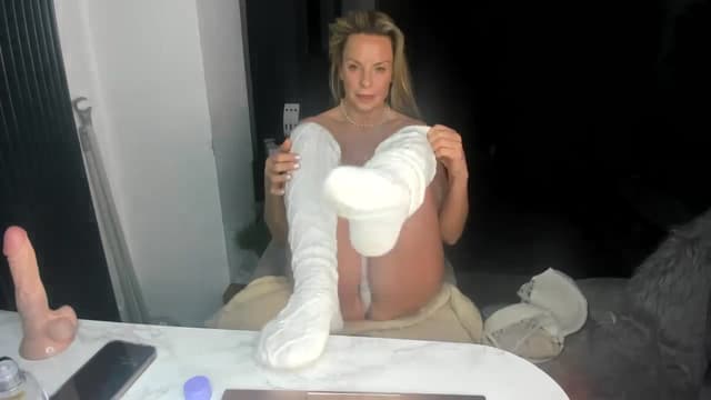 Gallery image thumbnail from Klo35's myfreecams stream on, 01/08/2024, 24:53 image 13 of 20
