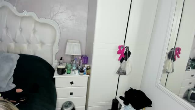 Gallery image thumbnail from Klo35's myfreecams stream on, 01/28/2024, 17:08 image 14 of 20