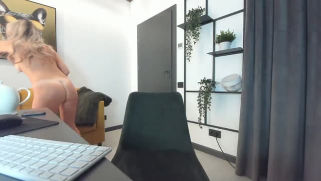 Gallery image thumbnail from L_y_d's myfreecams stream on, 11/19/2024, 21:43 image 7 of 20