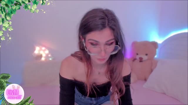 Gallery image thumbnail from LivM_'s myfreecams stream on, 01/26/2025, 08:09 image 16 of 20