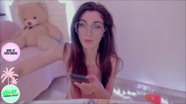 Gallery image thumbnail from LivM_'s myfreecams stream on, 04/19/2025, 09:06 image 11 of 20