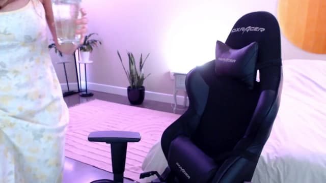 Gallery image thumbnail from Marie's myfreecams stream on, 12/05/2024, 23:20 image 17 of 20