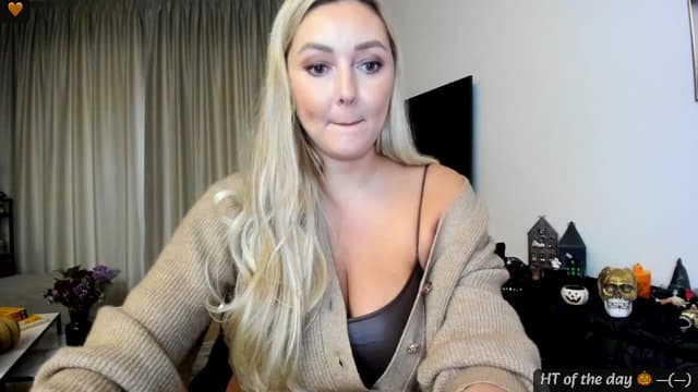 Gallery image thumbnail from Mi_Ha's myfreecams stream on, 10/23/2024, 12:19 image 11 of 20