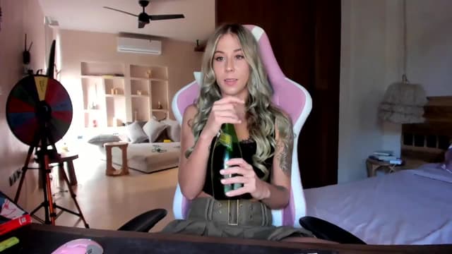 Gallery image thumbnail from Mochi's myfreecams stream on, 09/18/2023, 21:20 image 17 of 20