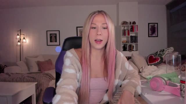 Gallery image thumbnail from Mochi's myfreecams stream on, 07/06/2024, 03:53 image 2 of 20