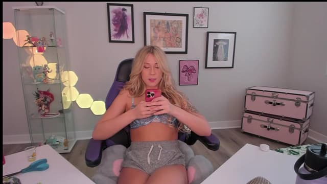 Gallery image thumbnail from Mochi's myfreecams stream on, 04/03/2025, 01:31 image 9 of 20