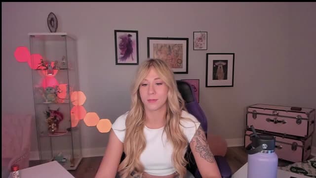 Gallery image thumbnail from Mochi's myfreecams stream on, 04/08/2025, 05:43 image 11 of 20