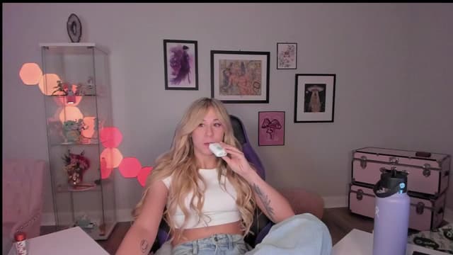 Gallery image thumbnail from Mochi's myfreecams stream on, 04/08/2025, 05:43 image 4 of 20