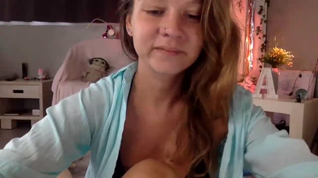 Gallery image thumbnail from Qi_ra's myfreecams stream on, 04/04/2023, 24:30 image 19 of 20