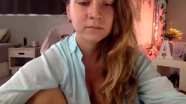 Gallery image thumbnail from Qi_ra's myfreecams stream on, 04/04/2023, 01:15 image 16 of 20