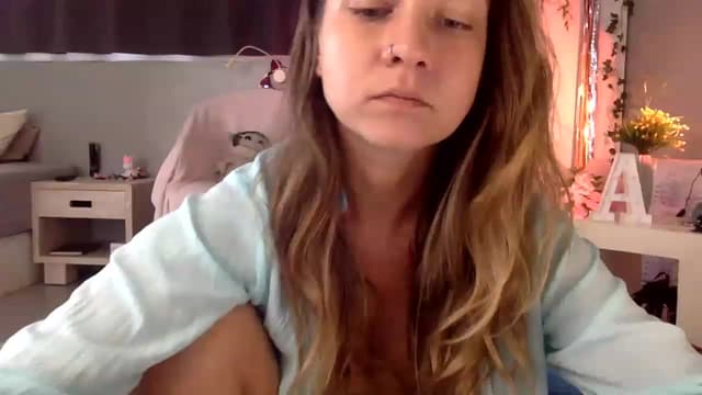 Gallery image thumbnail from Qi_ra's myfreecams stream on, 04/04/2023, 01:15 image 14 of 20