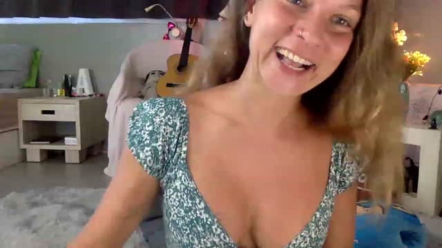 Gallery image thumbnail from Qi_ra's myfreecams stream on, 04/27/2023, 03:25 image 13 of 20