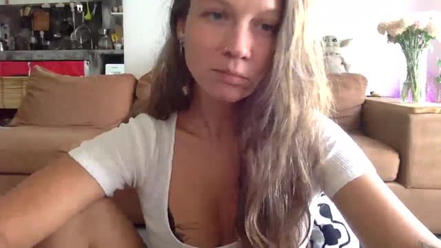 Gallery image thumbnail from Qi_ra's myfreecams stream on, 11/18/2024, 01:25 image 15 of 20