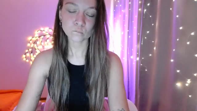 Gallery image thumbnail from Qi_ra's myfreecams stream on, 05/03/2025, 11:15 image 8 of 20