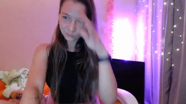 Gallery image thumbnail from Qi_ra's myfreecams stream on, 05/03/2025, 18:35 image 16 of 20