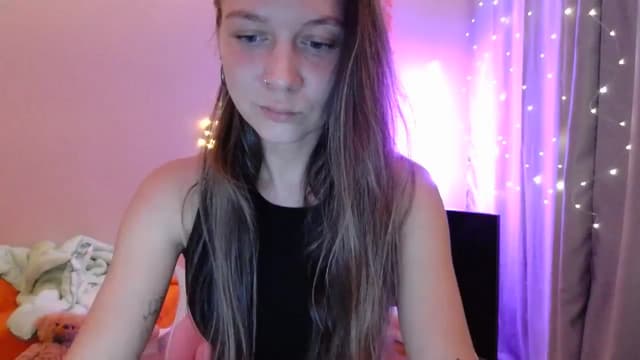 Gallery image thumbnail from Qi_ra's myfreecams stream on, 05/03/2025, 18:35 image 19 of 20