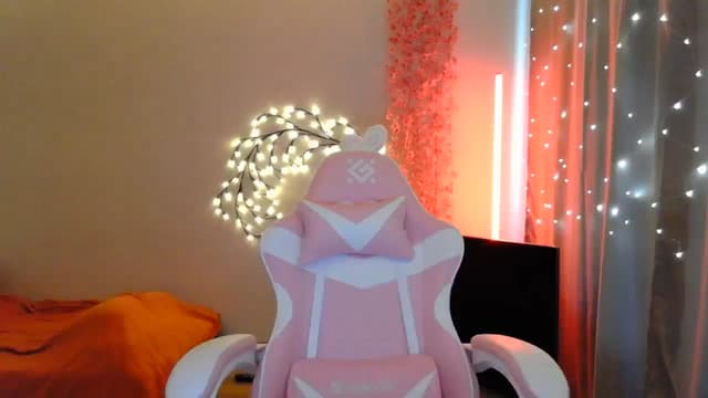 Gallery image thumbnail from Qi_ra's myfreecams stream on, 05/06/2025, 09:42 image 4 of 20