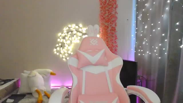Gallery image thumbnail from Qi_ra's myfreecams stream on, 05/25/2025, 08:15 image 4 of 20