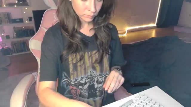 Gallery image thumbnail from Qi_ra's myfreecams stream on, 10/16/2025, 18:16 image 12 of 20