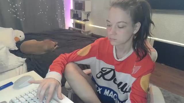 Gallery image thumbnail from Qi_ra's myfreecams stream on, 12/22/2025, 24:30 image 14 of 20