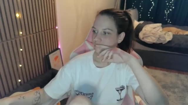 Gallery image thumbnail from Qi_ra's myfreecams stream on, 03/01/2026, 24:15 image 8 of 20