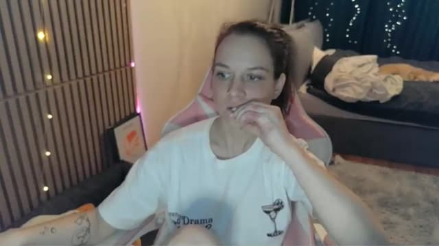 Gallery image thumbnail from Qi_ra's myfreecams stream on, 03/01/2026, 24:15 image 6 of 20