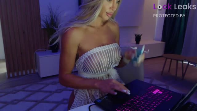 Gallery image thumbnail from Qu33n's myfreecams stream on, 10/21/2025, 09:24 image 18 of 20