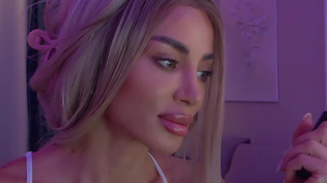 Gallery image thumbnail from Qu33n's myfreecams stream on, 12/17/2025, 10:38 image 20 of 20