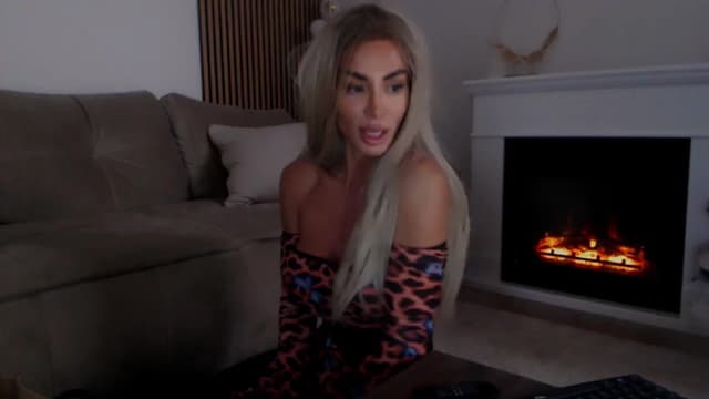Gallery image thumbnail from Qu33n's myfreecams stream on, 12/25/2025, 14:10 image 2 of 20