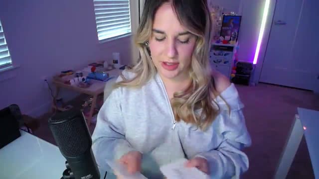 Gallery image thumbnail from Scout's myfreecams stream on, 03/27/2025, 24:03 image 2 of 20