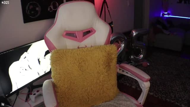 Gallery image thumbnail from Seynt's myfreecams stream on, 08/18/2024, 20:57 image 16 of 20
