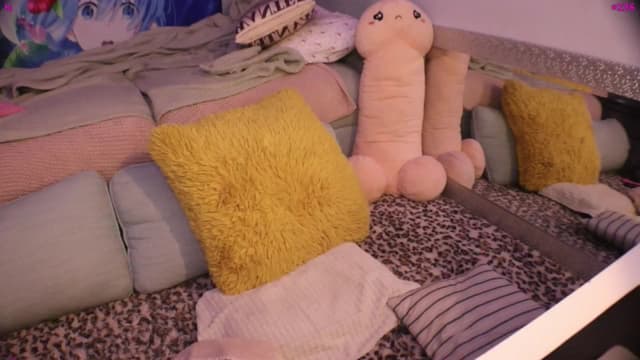 Gallery image thumbnail from Seynt's myfreecams stream on, 03/03/2025, 24:32 image 18 of 20