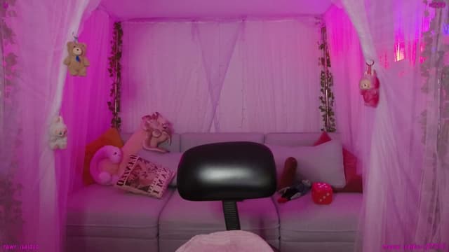 Gallery image thumbnail from Seynt's myfreecams stream on, 08/01/2025, 23:35 image 19 of 20