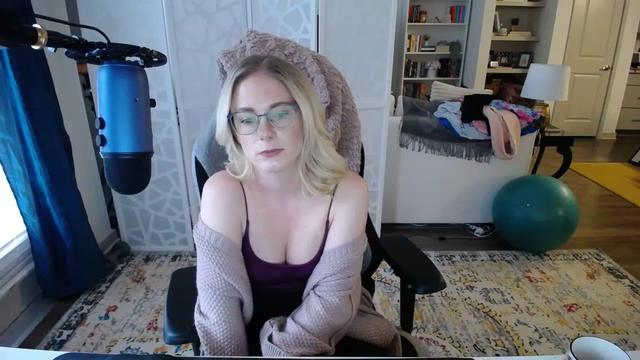 Gallery image thumbnail from TeecakeAvery's myfreecams stream on, 02/18/2023, 22:25 image 6 of 20