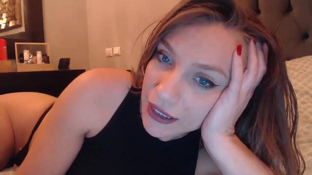 Gallery image thumbnail from call_me_em's myfreecams stream on, 01/02/2024, 19:17 image 16 of 20
