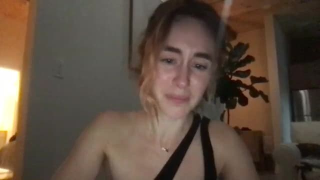 Gallery image thumbnail from clara's myfreecams stream on, 10/22/2024, 01:52 image 17 of 20