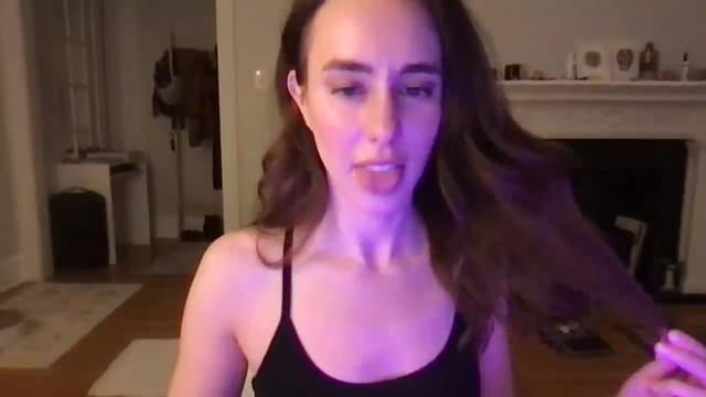 Gallery image thumbnail from clara's myfreecams stream on, 03/06/2025, 24:57 image 18 of 20