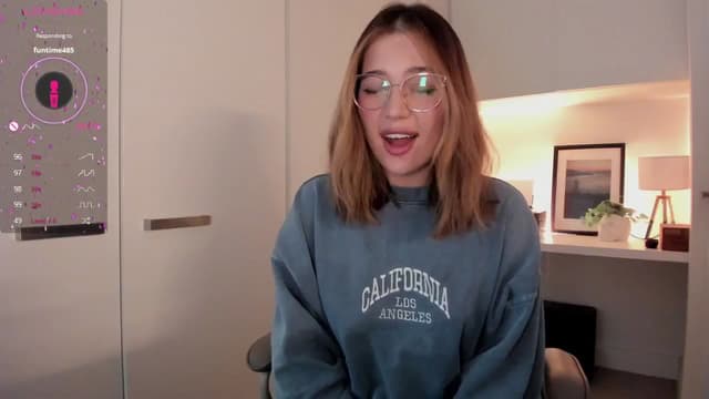 Gallery image thumbnail from cutee's myfreecams stream on, 08/22/2024, 24:19 image 6 of 20