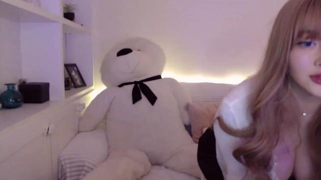 Gallery image thumbnail from meowm's myfreecams stream on, 12/19/2022, 08:39 image 6 of 20