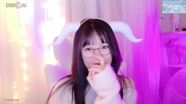Gallery image thumbnail from meows's myfreecams stream on, 11/30/2024, 06:40 image 16 of 20