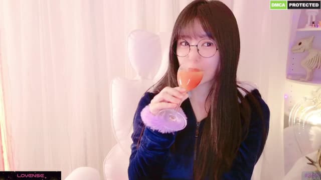 Gallery image thumbnail from meows's myfreecams stream on, 12/15/2024, 06:59 image 13 of 20