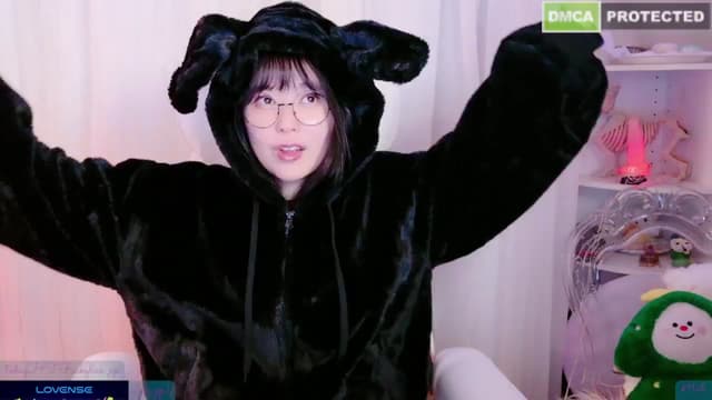 Gallery image thumbnail from meows's myfreecams stream on, 01/11/2025, 09:08 image 12 of 20