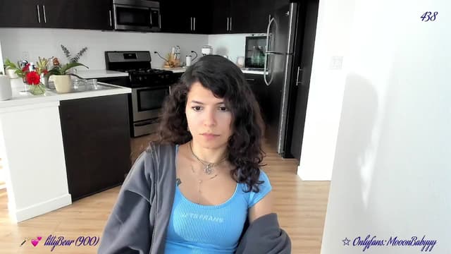 Gallery image thumbnail from vroom's myfreecams stream on, 03/31/2025, 24:46 image 17 of 20