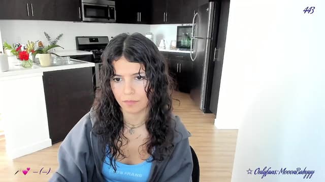 Gallery image thumbnail from vroom's myfreecams stream on, 03/31/2025, 24:46 image 4 of 20