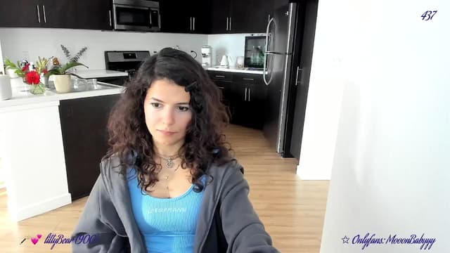 Gallery image thumbnail from vroom's myfreecams stream on, 03/31/2025, 24:46 image 12 of 20