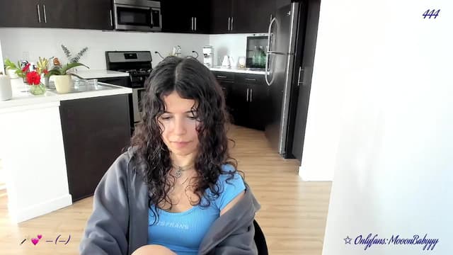 Gallery image thumbnail from vroom's myfreecams stream on, 03/31/2025, 24:46 image 6 of 20