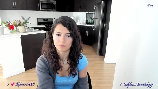 Gallery image thumbnail from vroom's myfreecams stream on, 03/31/2025, 24:46 image 14 of 20